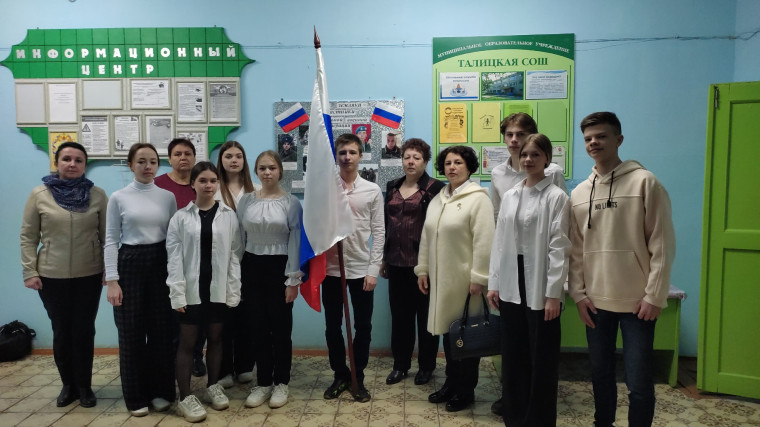 Ты слышишь, Россия, своих не бросаем! Мы верой и правдой Отчизну спасаем..